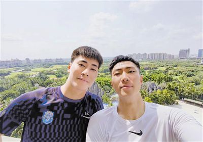 古天乐说：;阿佘是电视台一姐，我和她以前也合作过，她当然有潜质可以拍电影